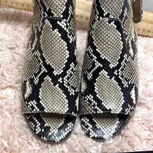 Snake skin like peep toe